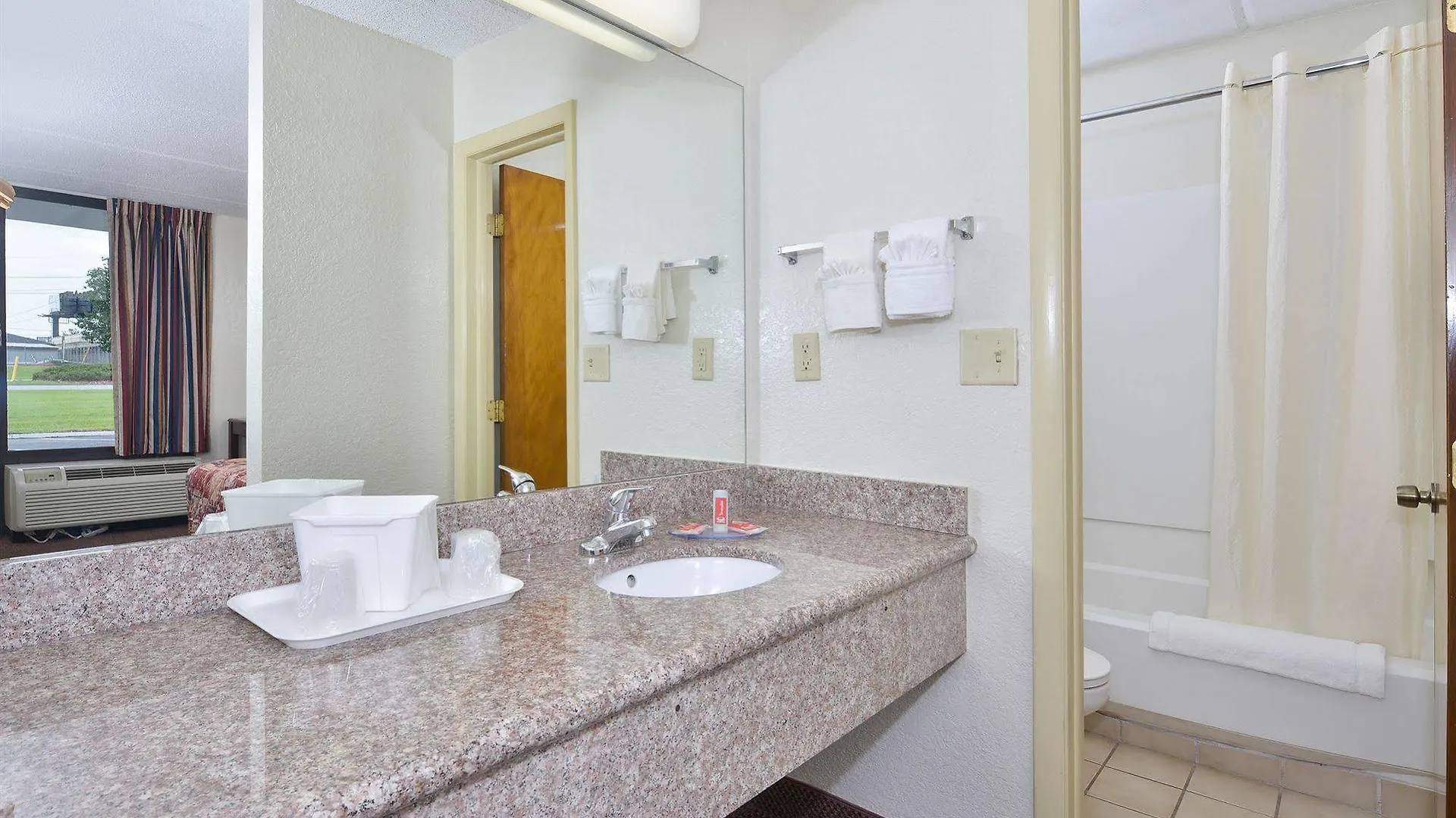 Econo Lodge Midtown Savannah Motel